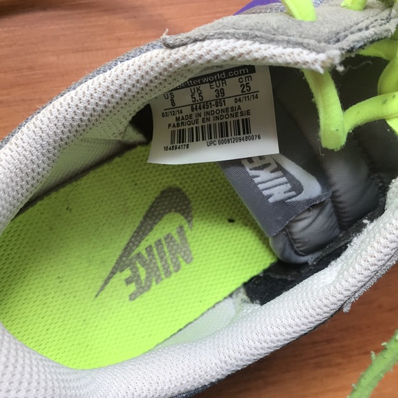 Retro style.. size 8 womens nike shoes - Picture 3 of 3